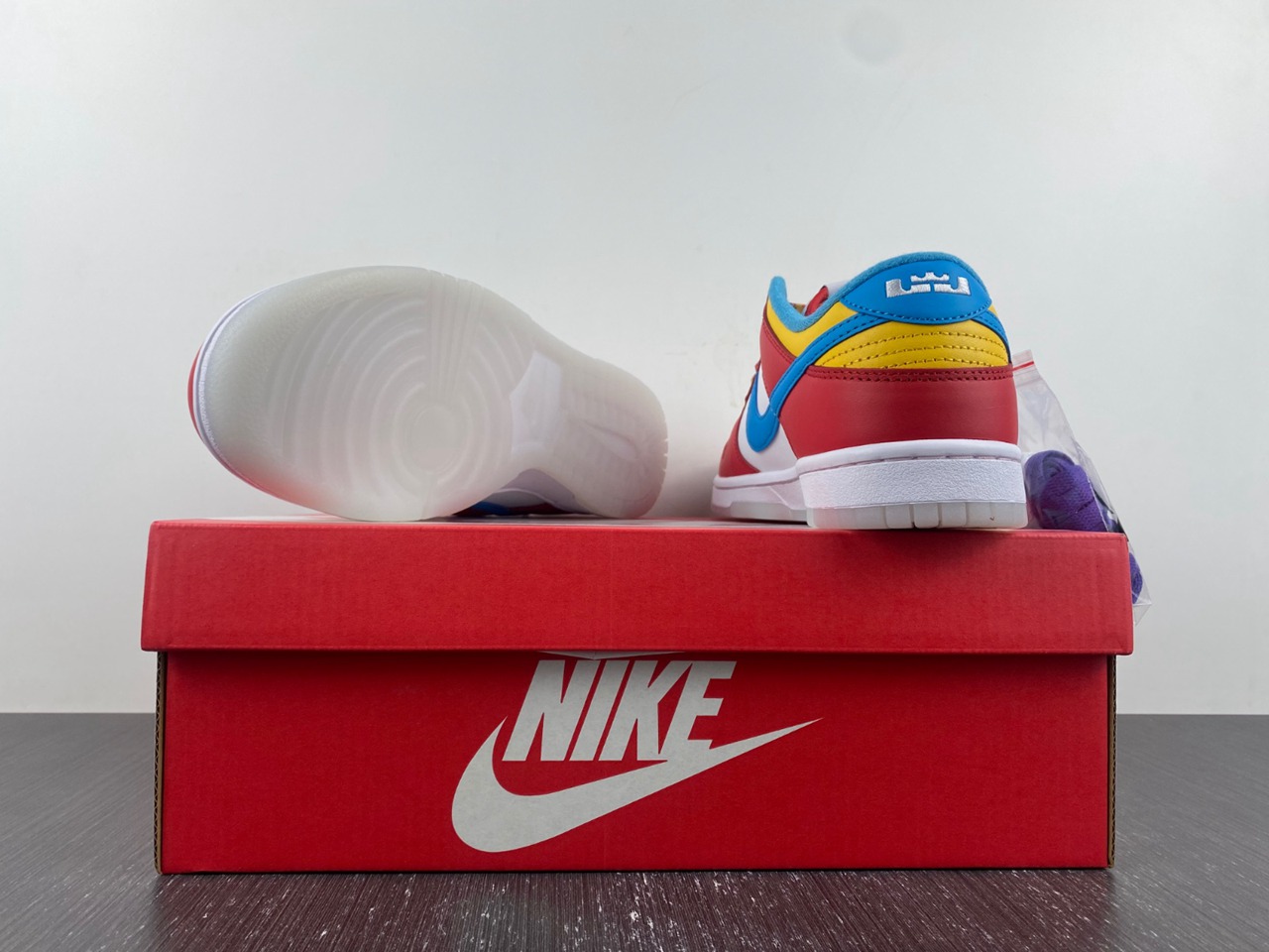 LeBron James x Nike Dunk Low ??Fruity Pebbles DH8009-600